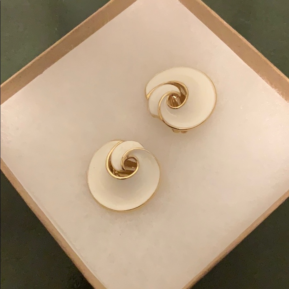 Vintage Trifari clip on earrings